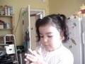 isabelle haciendo arepa
