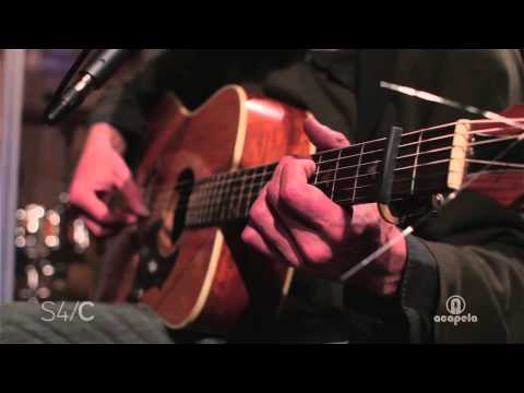 Gareth Bonello – Yfed Gyda’r Lleuad (Live at Acapela Studio)