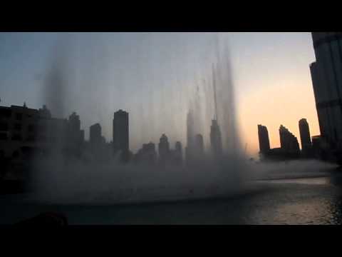 Burj Khalifa jest najwyższym budynkiem na świecie, a Dubai Mall największym centrum handlowym.