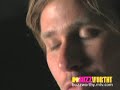tom delonge plays some blink riffs and explains how he wrote everythings magic.
awesome interview!!
