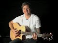 tom delonge plays some blink riffs and explains how he wrote everythings magic.
awesome interview!!