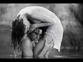 (ornella)
quando penso a quello che ho vissuto io,
alle cose che mi han dato, alle cose che mi han tolto,
posso dire gi� che torna il conto mio,
posso dire che perci� alla vita devo molto

(eros)
qualche graffio sopra il cuore me lo sono fatto anch'io,
camminando nei roveti dei tormenti miei

(ornella)
meglio avere dei rimorsi o dei rimpianti � un dubbio mio,
ma ti dico che alla fine tutto quanto rifarei

(eros)
se la vita � solo un volo che passa e va,
so che lo vissuta almeno, so che l'ho vissuta in pieno.

(ornella)
poi non so se in fondo capita pure a te
che ti manchi ancor qualcosa anche se non sai cos'�

(ornella e eros)
forse un sogno che � rimasto la dov'�
e comunque sia altro cielo c'�

(eros)
quando penso a quello che ho vissuto io,
e a dove mi han portato, le mie scorrerie d'amore

(ornella)
imparando a riconoscere cos�, 
un' insolita emozione da un normale batticuore

(eros)
ho raccolto fiori rotti dalla grandine per� dopo quanti temporali non saprei,

(ornella)
ma li ho ripiantati tutti, non mi sono arresa,
no perch� almeno uno rallegrasse i giorni miei

(eros)
se la vita � solo un volo che passa e va,
so che lo vissuta almeno, so che l'ho vissuta in pieno

(ornella)
poi non so se in fondo capita pure a te

(ornella e eros)
che ti manchi ancor qualcosa, che ti manchi ancor qualcosa
come a te..


(eros)
poi non so se in fondo capita pure a te

(ornella)
che ti manchi ancor qualcosa che ti manchi ancor qualcosa

(ornella e eros)
forse un sogno che � rimasto la dov'�
e comunque sia altro cielo c'�..
altro cielo c'�...