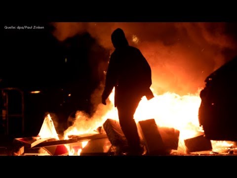 Berlin: Rigaer Straße mit brennenden Mülltonnen & Ste ...