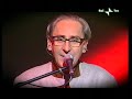 =========== http://www.battiato.it ==========
title: tutto l'universo obbedisce all'amore
album: fleurs 2
year:  2008
label: universal
======================================
lyrics

avara la vita in due fatta di lievi gesti,
e affetti di giornata, consistenti o no,
bisogna muoversi come ospiti pieni di premure,
con delicata attenzione per non disturbare..
ed � in certi sguardi che si vede l'infinito

stridono le auto come bisonti infuriati
le strade sono praterie, accanto a grattacieli assonati
come possiamo tenere nascosta la nostra intesa
ed � in certi sguardi che si intravede l'infinito

tutto l'universo obbedisce all'amore,
come puoi tenere nascosto un amore,
ed � cos� che ci trattiene,
nelle sue catene,
tutto l'universo obbedisce all'amore

come possiamo tenere nascosta la nostra intesa
ed � in certi sguardi che si nasconde l'infinito

tutto l'universo obbedisce all'amore,
come puoi tenere nascosto un amore,
ed � cos� che ci trattiene,
nelle sue catene,
tutto l'universo obbedisce all'amore
..obbedisce all'amore..
