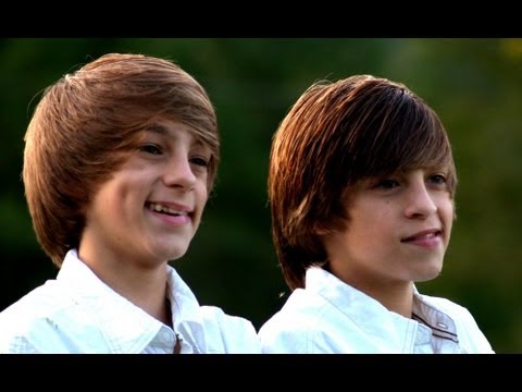 blackberry Jam - Blackberry Jam sings Mistletoe by Justin Bieber. Visit http://www.blackberryjammusic.com. There are 2 editing errors where the wrong twin is singing the othe...
