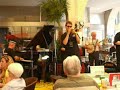 larry franco: pianoforte e voce 
michael supnick: cornetta
carmine ianieri: sax tenore 
renzo bagorda: banjo 
ilario de marinis: contrabbasso 
enzo lanzo: batteria

http://www.larryfranco.it
http://www.cambiamusica.it
http://www.michaelsupnick.com

live from the ascona jazz festival, 2008

gorni kramer, (rivarolo mantovano, 22 luglio 1913 -- milano, 26 ottobre 1995) � stato un direttore d'orchestra, compositore, fisarmonicista, contrabbassista e autore televisivo italiano. � stato autore di oltre mille canzoni.

gorni kramer si avvicin� alla musica sin dalla prima infanzia, quando era ancora soprannominato franco, grazie al padre musicista. il primo strumento che impar� a suonare fu la fisarmonica, con cui inizi� ad esibirsi ancora bambino nell'orchestra paterna.

a partire dalla met� degli anni trenta gorni kramer si afferm� anche come autore di canzoni. sua � la musica di crapa pelada su testo di tata giacobetti, portata al successo nel 1936 da alberto rabagliati. nel 1939 compose pippo non lo sa, uno dei pezzi pi� famosi del trio lescano. nonostante la popolarit� di queste canzoni, gorni kramer e la sua orchestra continuarono ad essere ignorati dall'eiar, che li boicottava perch� suonavano jazz.

durante la seconda guerra mondiale, collabor� con il cantante natalino otto, altro artista bandito dalla radio a causa dello swing. kramer fu l'autore di ho un sassolino nella scarpa, uno dei grandi successi di natalino otto. in quegli anni cominci� anche il lungo sodalizio con il quartetto cetra, per cui scrisse pezzi famosissimi come nella vecchia fattoria, in un palco della scala, donna, concertino.

nel 1949 gorni kramer incontr� garinei e giovannini, e cominci� a comporre musiche per spettacoli teatrali. fu la sua attivit� principale per i successivi dieci anni. tra le produzioni di maggior successo ricordiamo gran baldoria, attanasio cavallo vanesio, alvaro piuttosto corsaro, tobia candida spia, un paio d'ali. da questi spettacoli vennero tratte canzoni celebri come un bacio a mezzanotte, non so dir ti voglio bene, le gocce cadono, ch�rie, simpatica.

il debutto televisivo avvenne nel 1957 con il musichiere di mario riva, di cui kramer firm� la sigla domenica � sempre domenica. seguirono numerosi altri programmi: buone vacanze, giardino d'inverno, l'amico del giaguaro, leggerissimo.

come autore nel 1960 scrive (con il testo di tata giacobetti) la gatta che scotta per adriano celentano.

verso la met� degli anni sessanta gorni kramer si ritir� progressivamente dalle scene, ma continu� a lavorare in ambito musicale come editore e autore per la televisione.

http://it.wikipedia.org/wiki/gorni_kramer