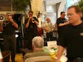 larry franco: pianoforte e voce 
michael supnick: cornetta
carmine ianieri: sax tenore 
renzo bagorda: banjo 
ilario de marinis: contrabbasso 
enzo lanzo: batteria

http://www.larryfranco.it
http://www.cambiamusica.it
http://www.michaelsupnick.com

live from the ascona jazz festival, 2008

gorni kramer, (rivarolo mantovano, 22 luglio 1913 -- milano, 26 ottobre 1995) � stato un direttore d'orchestra, compositore, fisarmonicista, contrabbassista e autore televisivo italiano. � stato autore di oltre mille canzoni.

gorni kramer si avvicin� alla musica sin dalla prima infanzia, quando era ancora soprannominato franco, grazie al padre musicista. il primo strumento che impar� a suonare fu la fisarmonica, con cui inizi� ad esibirsi ancora bambino nell'orchestra paterna.

a partire dalla met� degli anni trenta gorni kramer si afferm� anche come autore di canzoni. sua � la musica di crapa pelada su testo di tata giacobetti, portata al successo nel 1936 da alberto rabagliati. nel 1939 compose pippo non lo sa, uno dei pezzi pi� famosi del trio lescano. nonostante la popolarit� di queste canzoni, gorni kramer e la sua orchestra continuarono ad essere ignorati dall'eiar, che li boicottava perch� suonavano jazz.

durante la seconda guerra mondiale, collabor� con il cantante natalino otto, altro artista bandito dalla radio a causa dello swing. kramer fu l'autore di ho un sassolino nella scarpa, uno dei grandi successi di natalino otto. in quegli anni cominci� anche il lungo sodalizio con il quartetto cetra, per cui scrisse pezzi famosissimi come nella vecchia fattoria, in un palco della scala, donna, concertino.

nel 1949 gorni kramer incontr� garinei e giovannini, e cominci� a comporre musiche per spettacoli teatrali. fu la sua attivit� principale per i successivi dieci anni. tra le produzioni di maggior successo ricordiamo gran baldoria, attanasio cavallo vanesio, alvaro piuttosto corsaro, tobia candida spia, un paio d'ali. da questi spettacoli vennero tratte canzoni celebri come un bacio a mezzanotte, non so dir ti voglio bene, le gocce cadono, ch�rie, simpatica.

il debutto televisivo avvenne nel 1957 con il musichiere di mario riva, di cui kramer firm� la sigla domenica � sempre domenica. seguirono numerosi altri programmi: buone vacanze, giardino d'inverno, l'amico del giaguaro, leggerissimo.

come autore nel 1960 scrive (con il testo di tata giacobetti) la gatta che scotta per adriano celentano.

verso la met� degli anni sessanta gorni kramer si ritir� progressivamente dalle scene, ma continu� a lavorare in ambito musicale come editore e autore per la televisione.

http://it.wikipedia.org/wiki/gorni_kramer