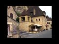 Village La Roque-Gageac, on the Dordogne river; in the cliffs above, caves inhabited since prehistoric times, then later, during the Middle Ages, taken over by troglodytes & converted into a fort.