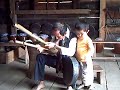 Le vieux du village joue du bignou