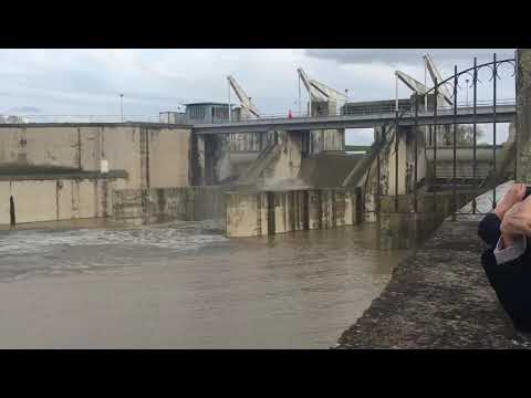 Arno in piena, apertura cateratte Scolmatore