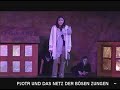 Kindertheaterstück von Wofgang VinckeRegie: Reza JafariLeitung: Richard OkonZum Inhalt:Die Zungenzauberin ist in der Stadt. Mit ihrem Zauberschwert kann sie böse Zungen sichtbar und unschädlich machen.Eines Tages trifft sie auf den aggressiven Ram, der ihr ihre eigene Zunge aus dem Hals stiehlt.Pjotr, das Rattenmädchen und die anderen Kinder stehen vor einem neuen Abenteuer: Wird es ihnen gelingen, den bösen Ram zu überlisten und die Zunge der Zungenzauberin zurückzuholen?„Pjotr und das Netz der bösen Zungen