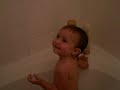 Isabella tomando banho com o papai