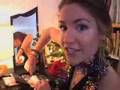 Dieses Girl macht sich (bzw. ist schon) sch�n f�r die Weihnachtsparty und missbraucht die laufende Webcam gleichzeitig noch als Tagebuch. Gro�er Trend aus den USA, gefilmte Tageb�cher und Statements, und wenn der Ausschnitt tief genug ist, gucken (und h�ren) sich das die Leute auch an :)