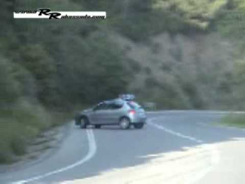 Video de un auto que pierde el control en una curva peligrosa