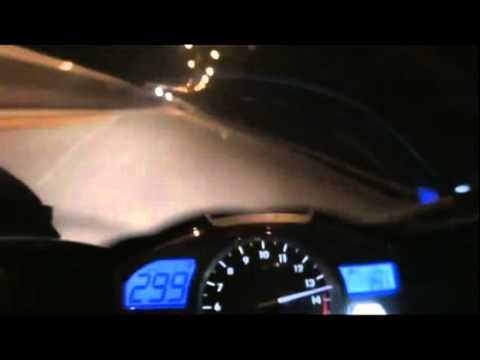 R1 - Olha essa R1 voando Meu Deus como os RPM aumenta rapido nas marchas baixas quer saber mais sobre a moto entre no blog http://conesa-motos.blogspot.com.br/201...