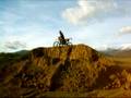 en el cross trompeando y picando rueda