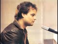 viele informationen �ber diesen au�ergew�hnlichen k�nstler findet ihr auf seiner homepage:
http://www.holger-biege.de

deine liebe und mein lied
---------------------------------------
komposition und text: holger biege

wenn der letzte ton verklingt.
wenn der letzte beifall sinkt.
wenn ich denk, es ist geschafft.
und ich stehl mich von der b�hne, so ganz matt.
ja, dann finden sich - deine liebe und mein lied.

halalalalalala, babe.
halalalalalala, babe.

nicht von deinem mund kam es.
meine hand schrieb dir nicht eine note vor.
trotzdem finden sich deine liebe und mein lied.

wenn mich hei�e sehnsucht treibt.
und mir doch nur hoffnung bleibt.
wenn ich seh, an manchen tagen,
wie gut und auch wie schwer es andre haben.
und mir dann scheint, ich tu noch viel zu wenig.
ja, dann finden sich - deine liebe und mein lied.

halalalalalala, babe.
halalalalalala, babe.

nicht von deinem mund kam es.
meine hand schrieb dir nicht eine note vor.
trotzdem finden sich - deine liebe und mein lied.

wenn mich hei�e sehnsucht treibt.
und mir doch nur hoffnung bleibt.
wenn ich seh', an manchen tagen,
wie gut und auch wie schwer es andre haben.
und mir dann scheint, ich tu noch viel zu wenig.
ja, dann finden sich - deine liebe und mein lied.

halalalalalala, babe.
halalalalalala, babe.
...