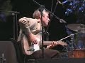 marc ribot a jazz a luz en 2004 : il joue un morceau qu'il continue � faire sur sc�ne aujourd'hui avec son nouveau projet ceramic dog.je trouve ce 