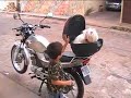 Ele e a gostosa na garupa.