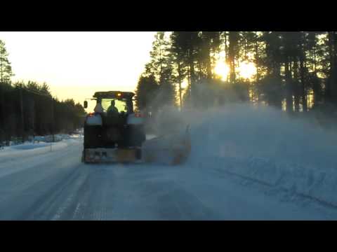 VUOMET-vallileikkuri-sivuaura käytössä sivuaurana