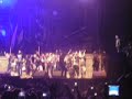 ola htan kala mexri th stigmh pou to orgismeno plh8os eisebale sth skhnh kai tote olo to stadio 8a h8ele na einai mazi tous..
