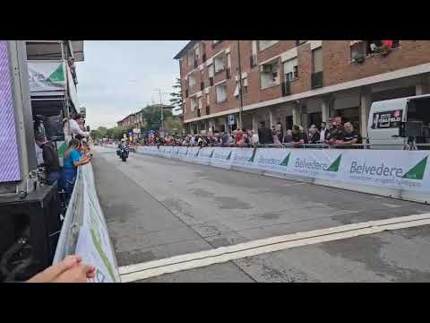 L'arrivo al traguardo di Del Toro al Giro della Toscana