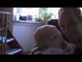 Ruben op zijn duim aan het zuigen bij mama op schoot
