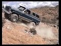 una carro 4x4 se boltea al tratar de subir una colina jajajajaja