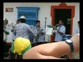 Suso dirigiendo la canci�n de las solteronas