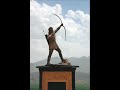 بی دریغ افکنده روی کوهها دامن  آشیان ها بر سر انگشتان تو جاوید چشمهها در سایبان های تو جوشنده آفتاب و باد و باران بر سرت افشانجان تو خدمتگر آتش سر بلند و سبز باش ای جنگل انسان زندگانی شعله می خواهد صدا سر داد عمو نوروز  شعله ها را هیمه باید روشنی افروز کودکانم داستان ما ز آرش بود  او به جان خدمتگزار باغ آتش بود روزگاری بود  روزگار تلخ و تاری بود بخت ما چون روی بدخواهان ما تیره دشمنان بر جان ما چیره شهر سیلی خورده هذیان داشت  بر زبان بس داستانهای پریشان داشت زندگی سرد و سیه چون سنگ  روز بدنامی  روزگار ننگ غیرت اندر بندهای بندگی پیچان  عشق در بیماری دلمردگی بیجان  فصل ها فصل زمستان شد  صحنه گلگشت ها گم شد نشستن در شبستان شد در شبستان های خاموشی می تراوید از گل اندیشه ها عطر فراموشی ترس بود و بالهای مرگ کس نمی جنبید چون بر شاخه برگ از برگ سنگر آزادگان خاموشخیمه گاه دشمنان پر جوشمرزهای ملک همچو سر حدات دامنگستر اندیشه بی سامان  برجهای شهر همچو باروهای دل بشکسته و ویران دشمنان بگذشته از سر حد و از بارو هیچ سینه کینهای در بر نمی اندوخت هیچ دل مهری نمی ورزید هیچ کس دستی به سوی کس نمی آورد هیچ کس در روی دیگر کس نمی خندید باغهای آرزو بی برگ آسمان اشک ها پر بار گر مرو آزادگان دربند روسپی نامردان در کار انجمن ها کرد دشمن رایزن ها گرد هم آورد دشمن تا به تدبیری که در ناپک دل دارند  هم به دست ما شکست ما بر اندیشند نازک اندیشانشان بی شرم که مباداشان دگر روزبهی در چشم  یافتند آخر فسونی را که می جستند چشم ها با وحشتی در چشمخانه هر طرف را جست و جو می کرد وین خبر را هر دهانی زیر گوشی بازگو می کرد  آخرین فرمان آخرین تحقیر مرز را پرواز تیری می دهد سامان گر به نزدیکی فرود اید خانه هامان تنگ  آرزومان کور  ور بپرد دور تا کجا ؟ تا چند ؟آه کو بازوی پولادین و کو سر پنجه ایمان ؟هر دهانی این خبر را بازگو می کردچشم ها بی گفت و گویی هر طرف را جست و جو می کردپیر مرد اندوهگین دستی به دیگر دست می سایید از میان دره های دور گرگی خسته می نالید برف روی برف می بارید  باد بالش را به پشت شیشه می مالیدصبح می آمد پیر مرد آرام کرد آغاز پیش روی لشکر دشمن سپاه دوست دشت نه دریایی از سرباز آسمان الماس اخترهای خود را داده بود از دستبی نفس می شد سیاهی دردهان صبح  باد پر می ریخت روی دشت باز دامن البرز  لشکر ایرانیان در اضطرابی سخت درد آور دو دو و سه سه به پچ پچ گرد یکدیگر کودکان بر بامدختران بنشسته بر روزن  مادران غمگین کنار در  کم کمک در اوج آمد پچ پچ خفته  خلق چون بحری بر آشفته  به جوش آمد  خروشان شد  به موج افتاد برش بگرفت وم ردی چون صدف  از سینه بیرون داد  منم آرش چنین آغاز کرد آن مرد با دشمن منم آرش سپاهی مردی آزاده به تنها تیر ترکش آزمون تلختان را اینک آماده