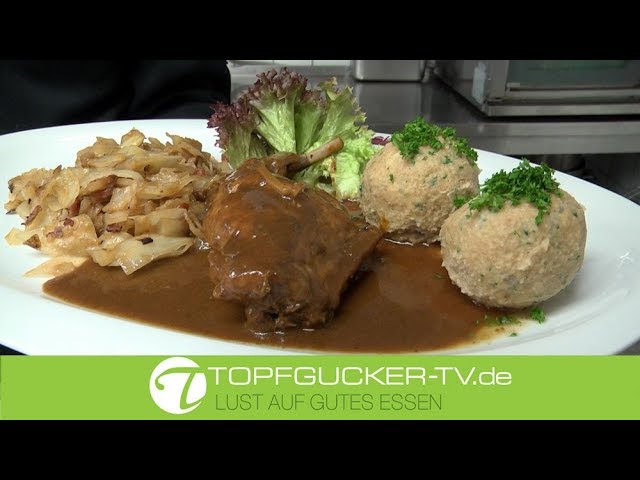 Geschmorte Kaninchenkeule in Thymiansauce mit Bayrisch Kraut und Semmelknödel