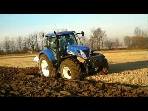T7060 - New Holland T7060 Power Command in aratura. Il T7060, 244 cv di potenza massima, ara entrosolco con un pentavomere Moro Aratri Step ad una velocità di 9-10 k...