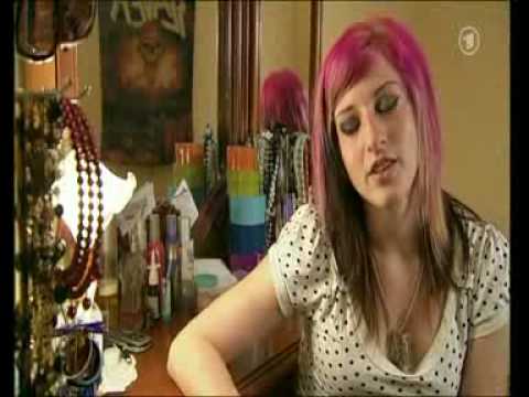 emo - Eine neue Jugendkultur sucht mit Chucks, Kajal und Seitenscheitel nach Anerkennung - und erntet Hass. Was wär den Emo ohne den Haters?! Genau sie machen Emo ...