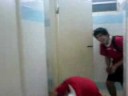 no pudo orinar tranquilo..!!!