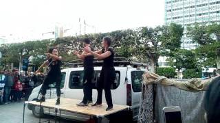 أي فرق بين مسرح الشارع و مسرح القاعات؟