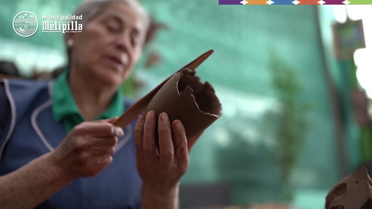 🇨🇱 brindamos con un jarrón y dos vasos de greda hechos en #Pomaire por la alfarera Juanita Mendoza.