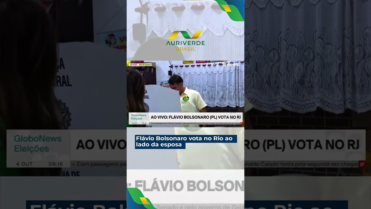 Flávio Bolsonaro vota no Rio ao lado da esposa