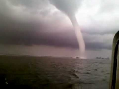 Manguera en el Lago de Maracaibo 10-08-10 {EXCLUSIVO para ElBrollo.com}