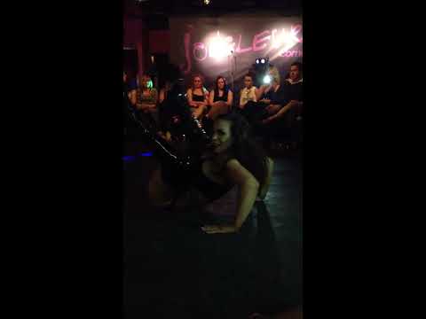 Tiffany McRory e la lap dance censurata, video
