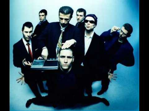 Revoltion - Züri HipHop / Crossover us dä 90er Jahr Ich wüsst nöd was mich da no haltet mis Hirni isch no nöd uusgschaltet Gwüssi säged seg veraltet z' säge das mers nüm...