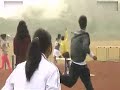 看她穿裙是如何跨欄的