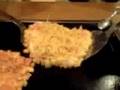 お好み焼きをひっくり返すところ