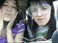 Mel e Thai no carro