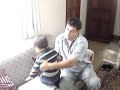 Todo una madre cambiandole de pañal a su crio 1/3 Todo una madre cambiandole de pañal a su crio 1/3