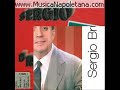 Classico della canzone napoletana di Armando Gill nella bella interpretazione di Sergio Bruni.'O ZAMPUGNARO NNAMMURATOA. GillNu bellu figliulillo zampugnaro,che a Napule nun era stato ancora,comme chiagneva, 'nnante a lu pagliaro,quanno lassaje la 'nnammurata fora...E a mezanotte, 'ncopp'a nu traíno,pe' Napule partette da Avellino...Ullèro - ullèro...buono e sincero...Da lu paese, a Napule arrevaje,nce cammenava comm'a nu stunato...E succedette ca, na bella sera,jette a suná a la casa 'e na signora:Tappéte, luce, pavimente a cera...ricchezze maje nun viste fin'allora!Ma se 'ncantaje, cchiù assaje de sti rricchezze,p'e ll'uocchie d''a signora e p'e li ttrezze...Ullèro - ullèro...fuje nu mistero:Quanno jette pe' vasá â signora 'e mmane: