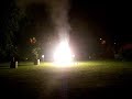 Pokaz fajerwerków pirotechniki naziemnej. Płomienie, fontanny, flary z iskrami, koła sceniczne, Płonące serce wykonane z punktów świetlnych. Zapraszamy do współpracy www.e-fajerwerki.pl lub www.fajerwerki.vdn.pl lub bezpośrednio +48691353000