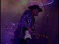 'Fun people', gente divertida, el título de su segundo disco parece pensado en el guitarrista tejano Carvin Jones, que los acompañó en la presentación de la grabación. Y es que Jones es, lo dijo en estas páginas, divertido y efectivo mitad por mitad. Este concierto fue el primero de los dos que este año se encuadran dentro del Cervezas Alhambra Blues Festival para esta edición del Festival de Jazz, que bajó su persianas definitivamente por este año con la tropa del festival de Chicago.El explosivo Carvin Jones no desentonó de la formación, que tiene gente de cinco nacionalidades. Además, el espectacular digitador se sometió a una rigurosa disciplina de grupo, algo inédito en él, y se puso en función de lo que marcaba David Margam, quien en algún momento hasta le dijo que cantara ¿y él obedeció!. Los que quieran disfrutar de este guitarrista tan peculiar en todo su esplendor lo podrán escuchar, y gratis creo, el fin de semana del 14 y 15 en Santa Fe y Atarfe.Funkdacion son un proyecto plenamente consolidado y que goza de una notable estabilidad para lo que estamos acostumbrados. Esa dedicación se nota en la excelente hechura de su puesta en escena que, guste más o menos el funk, impone. Además, desde que se ha convertido en una banda bicéfala con la llegada de Conny Resch, ha ganado en variedad, pues en vez de darse de tortas como en la fórmula uno, ella y Damon Ropbison se complementan bien en la proa del grupo.Al tratarse esta vez de un concierto especial, se dejaron de veleidades periféricas (esas que dinamizan mucho sus actuaciones habituales) y se centraron en el material más funk y soul, dividiendo el concierto en tres partes. La entrada se la reservaron para ellos, con piezas como 'Soul power' 'All right', 'Evolution' o 'Funkdaroquai' (no hace falta decir a quien recuerdan con esta pieza), temas tan ajustados al libro de estilo que parecen estándares de época.Espectacular tejanoPara la segunda salió el espectacular tejano con su habitual camisa de lentejuelas violeta, su dentadura 'super Hendrix' y esa voz ácida que apenas dejó salir de su boca, ya que el concierto era prestado. Tuvo buen espacio para su lucimiento con temas como 'Hello Betty', el 'Trough' de Brian Auger o un irreconocible 'Seduzir', firmado por Djavan, donde todos le daban la réplica al trompetista Fernando Araujo, que esa noche hacía doblete con la Big Band del Conservatorio. A partir de ahí, con la cosa ya caliente, se centraron en su 'Fun people', un bloque con las inevitables 'Bad girls' y el discofun de 'Macho', despidiéndose todos con esa invocación al titán Maceo, que es 'Invent M'.Un concierto muy divertido, completamente 'fun'.