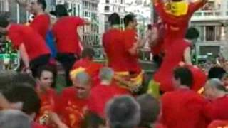 Vzonethethao1 - Ngoi Sao - Gerard Pique nho nuoc bot trong le an mung.avi