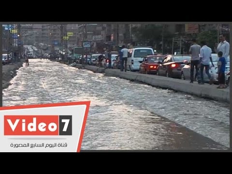 بالفيديو.. كارثة.. انفجار ماسورة مياه يغرق شوارع الزيتون