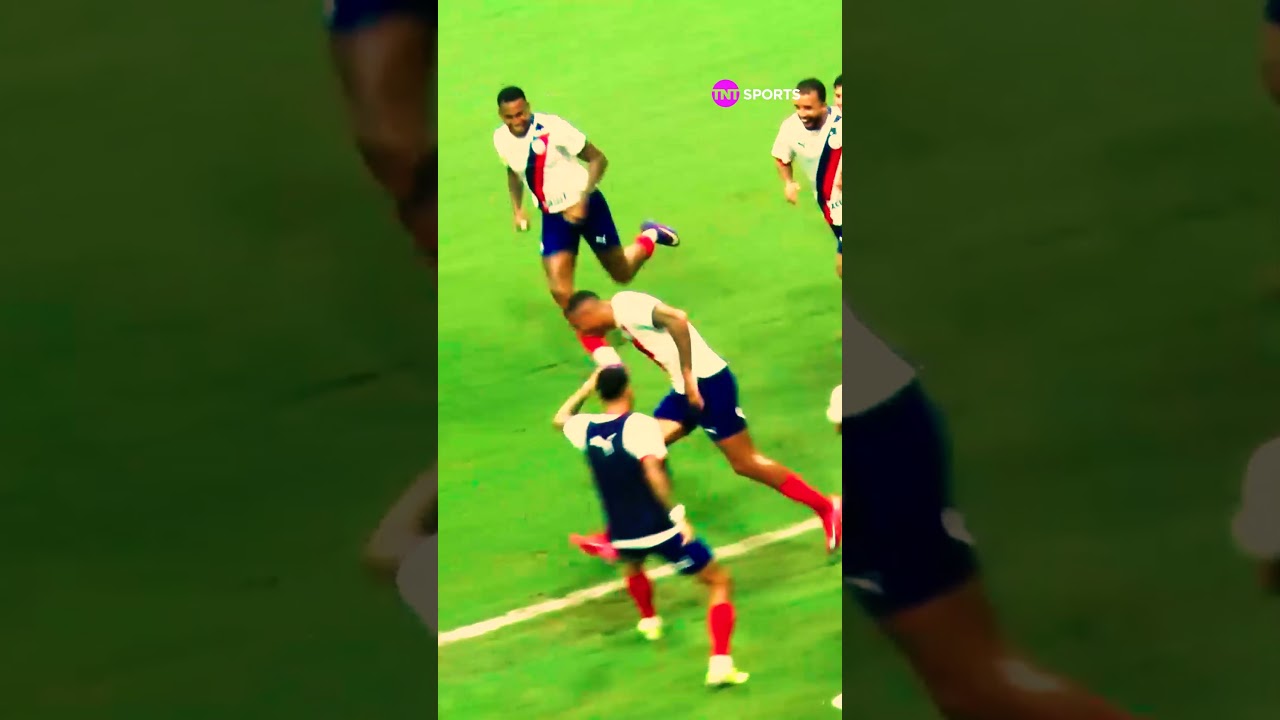 O CARA VIROU O CRISTIANO RONALDO PARA DAR ESSA CABEÇADA! #shorts